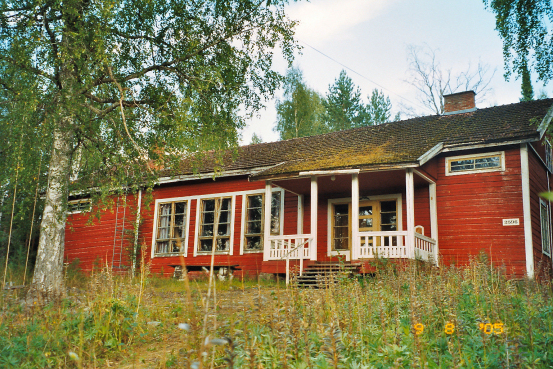 Kuvassa punainen talo ja kesäinen maisema