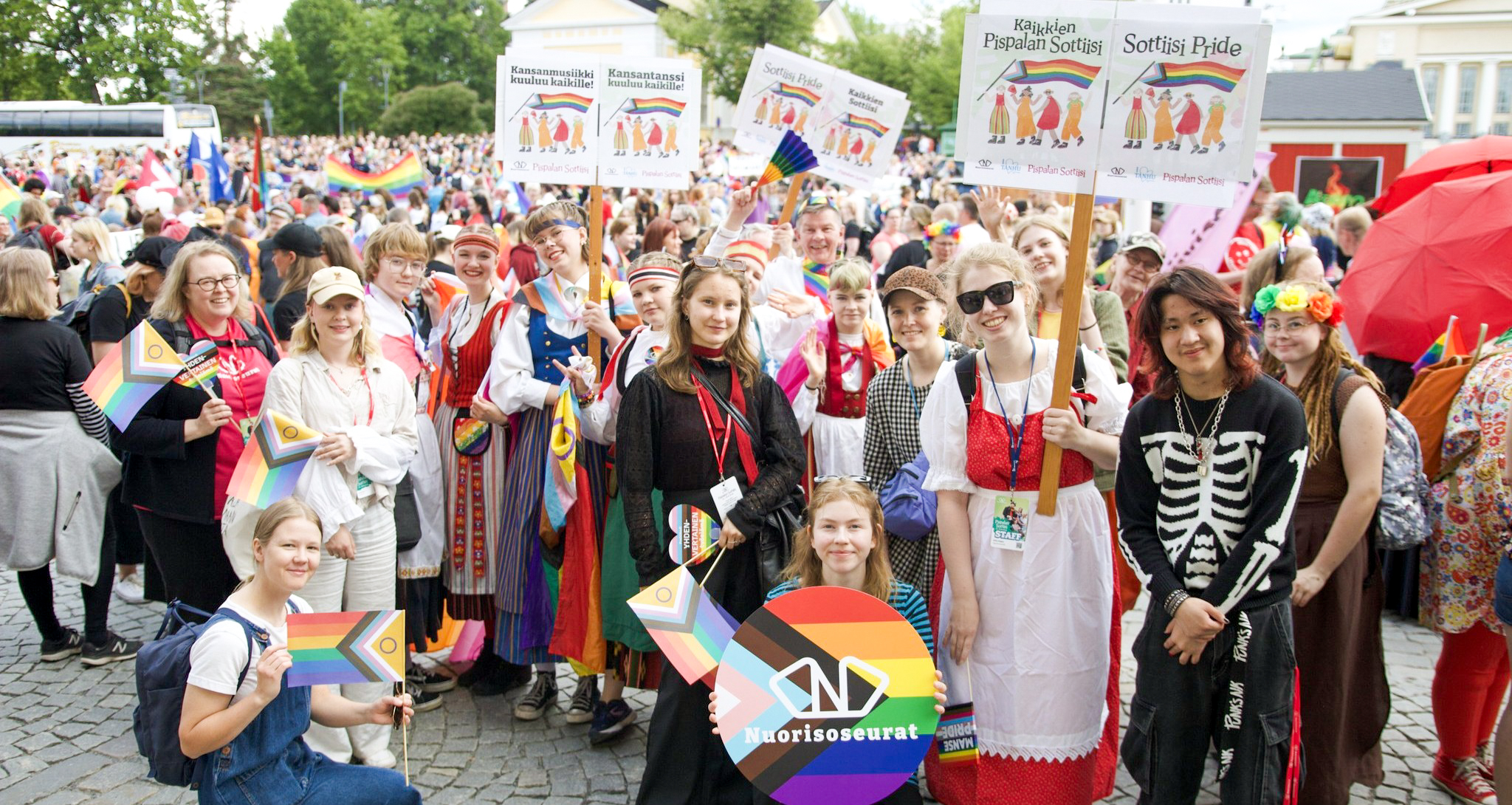 Nuorisoseuralaisia Pride-kulkueessa_kuva Johanna Hoppu
